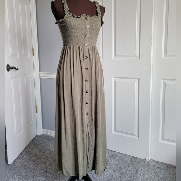 NWOT! Green Ruffle Detail Dress - Picture 6 of 9